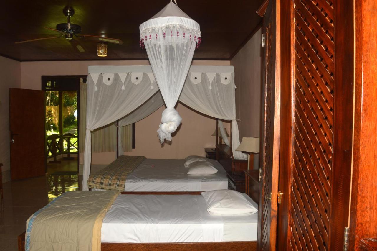 Sea World Club Beach Resort & Dive Center Maumere Esterno foto