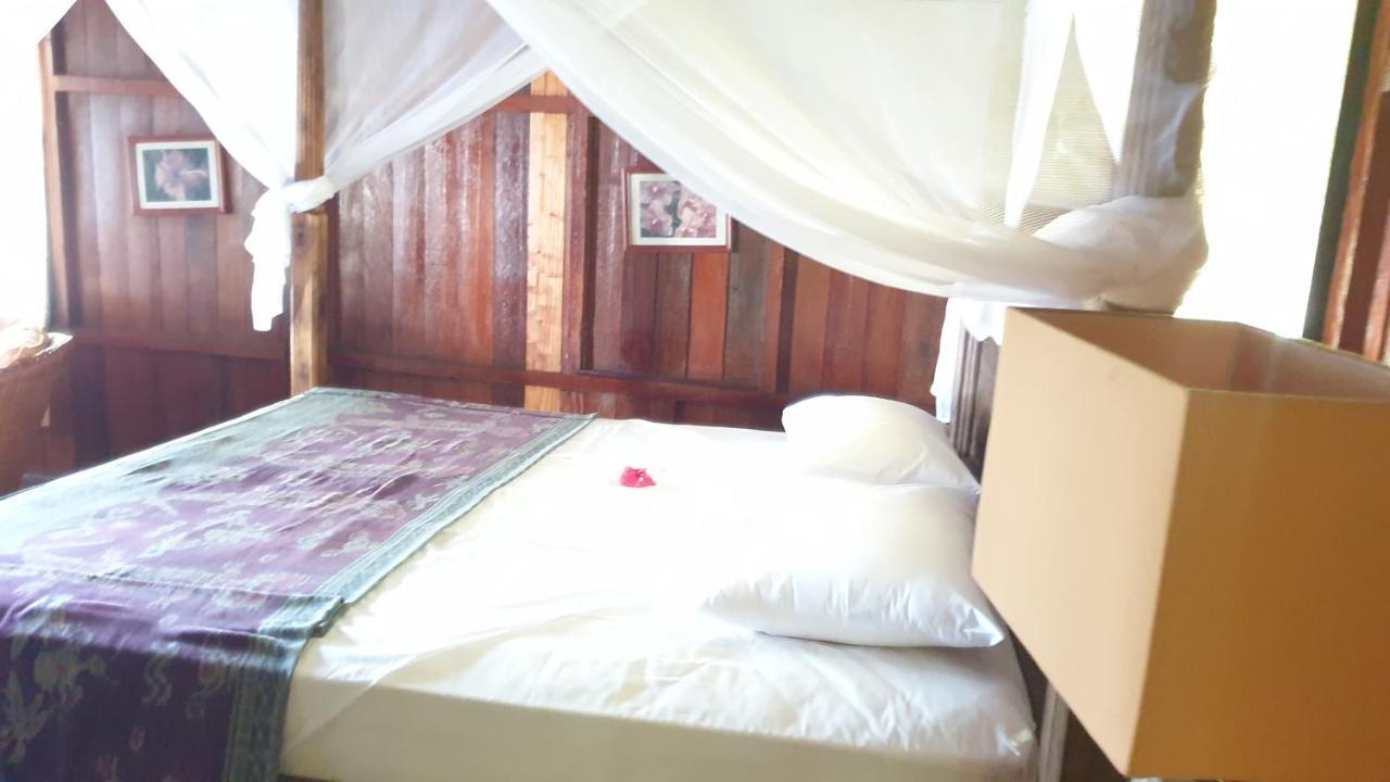 Sea World Club Beach Resort & Dive Center Maumere Esterno foto