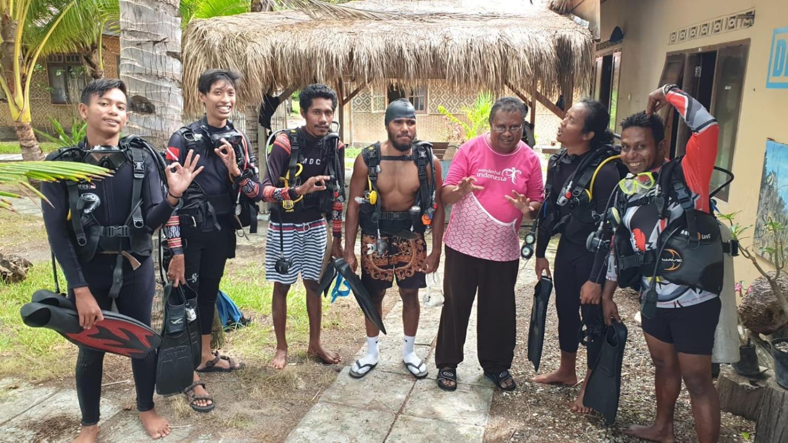 Sea World Club Beach Resort & Dive Center Maumere Esterno foto