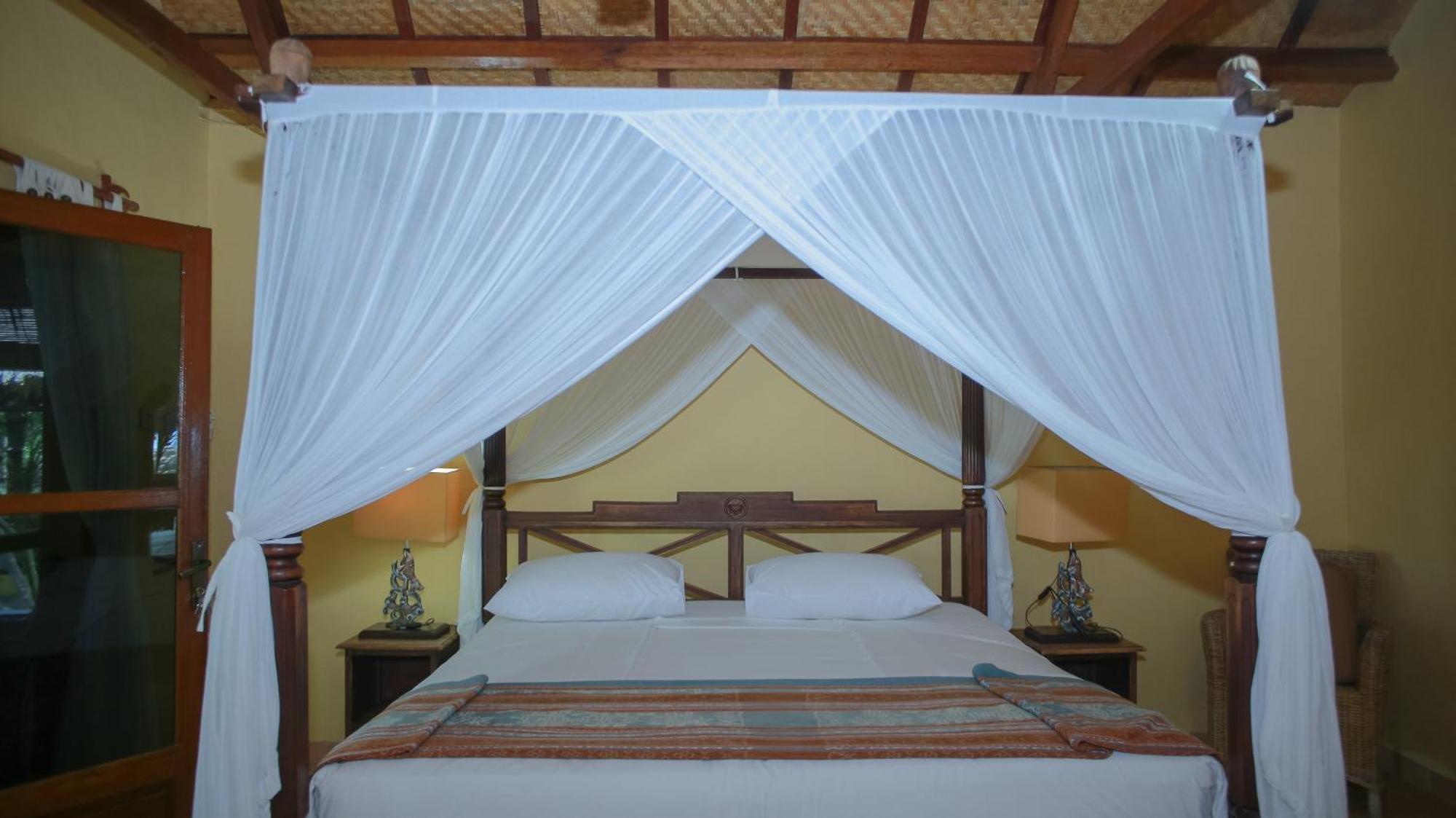 Sea World Club Beach Resort & Dive Center Maumere Esterno foto
