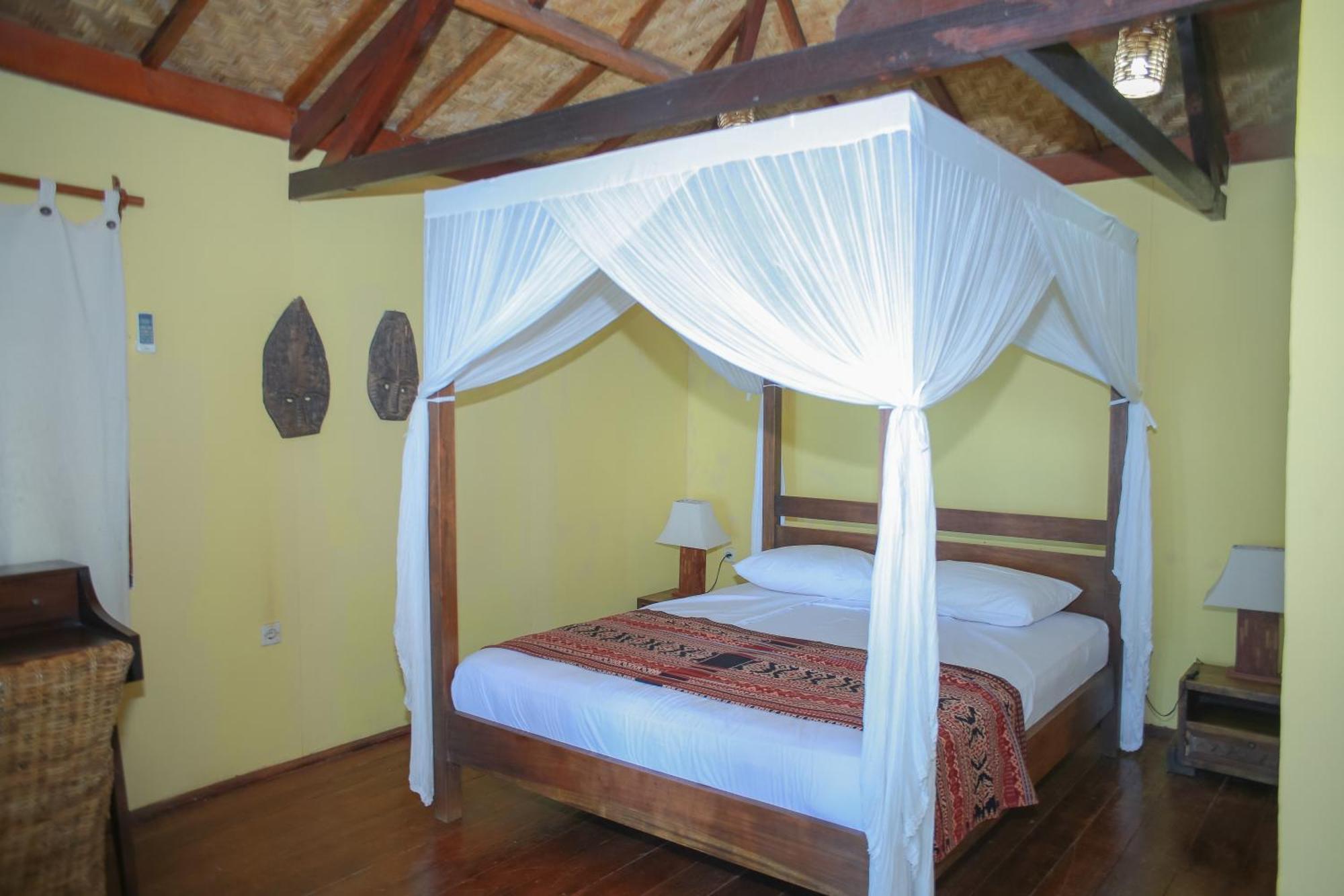 Sea World Club Beach Resort & Dive Center Maumere Esterno foto