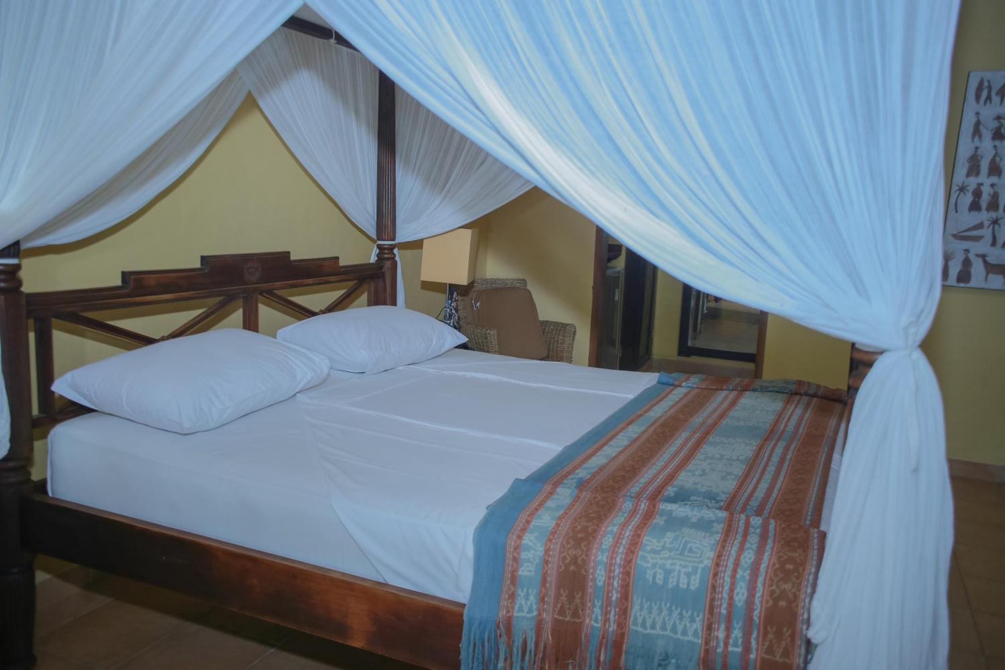 Sea World Club Beach Resort & Dive Center Maumere Esterno foto