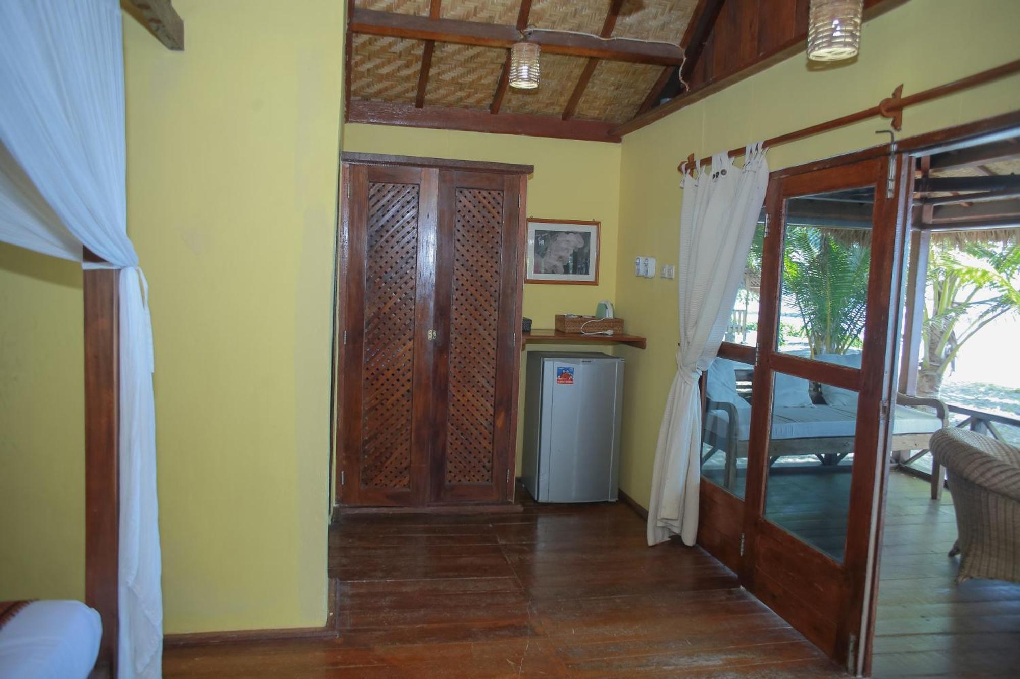 Sea World Club Beach Resort & Dive Center Maumere Esterno foto