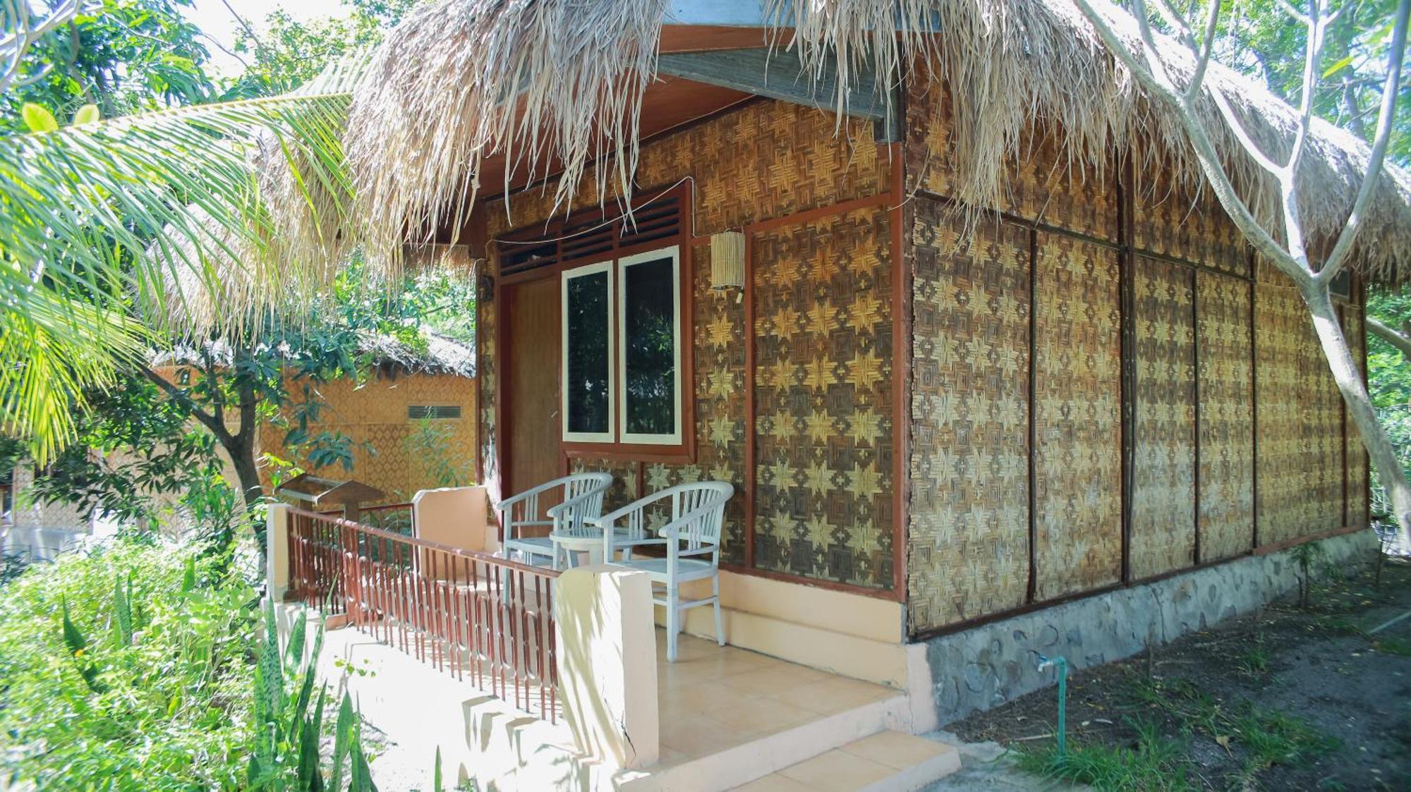Sea World Club Beach Resort & Dive Center Maumere Esterno foto