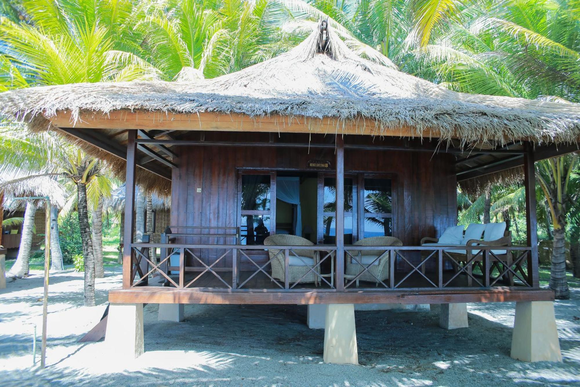 Sea World Club Beach Resort & Dive Center Maumere Esterno foto