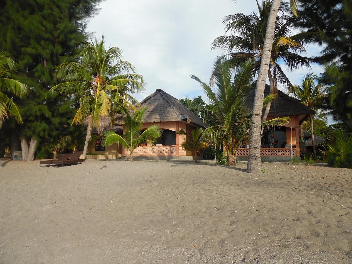 Sea World Club Beach Resort & Dive Center Maumere Esterno foto