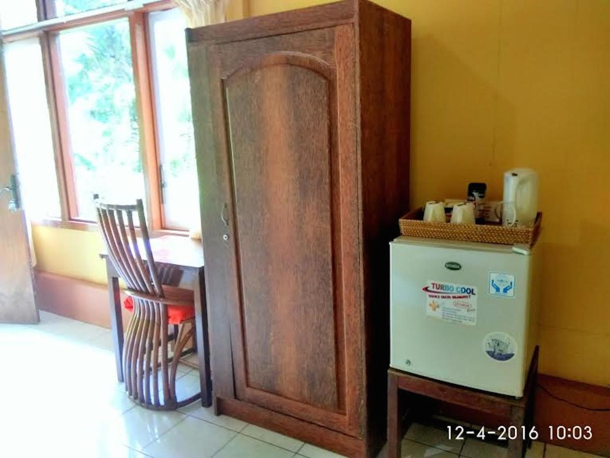 Sea World Club Beach Resort & Dive Center Maumere Esterno foto