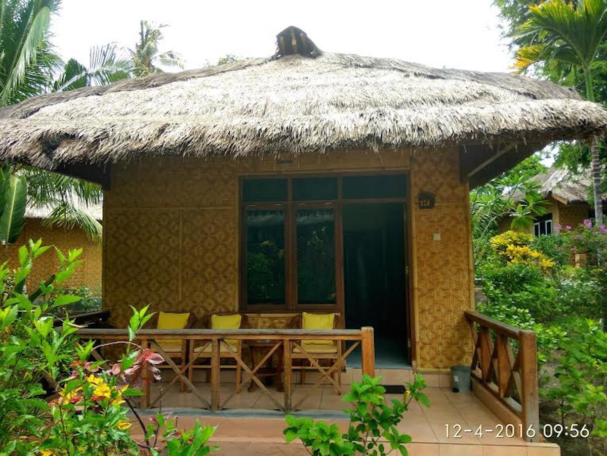 Sea World Club Beach Resort & Dive Center Maumere Esterno foto