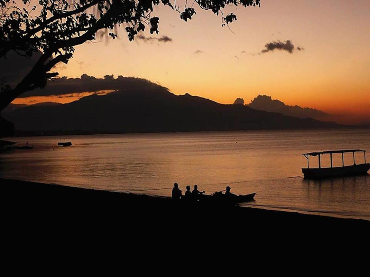 Sea World Club Beach Resort & Dive Center Maumere Esterno foto