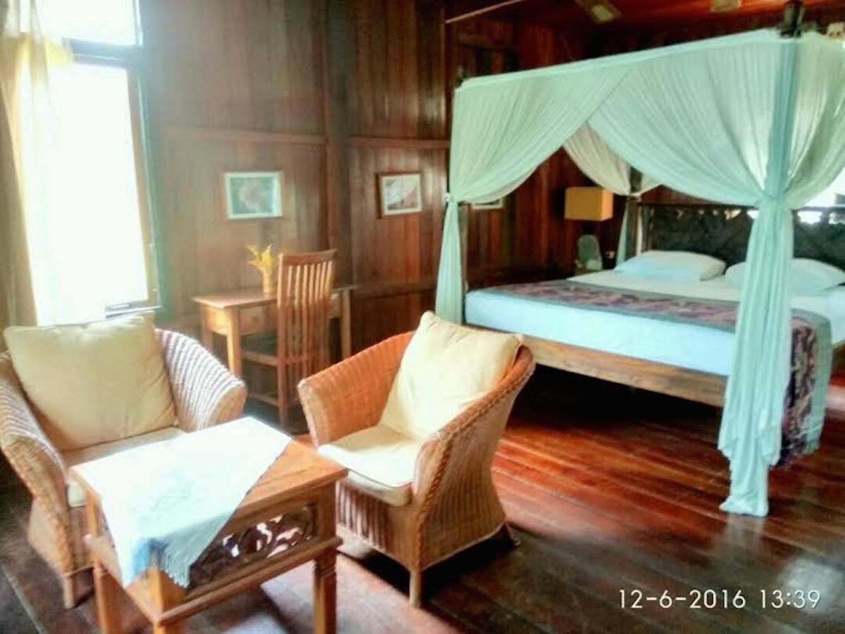 Sea World Club Beach Resort & Dive Center Maumere Esterno foto
