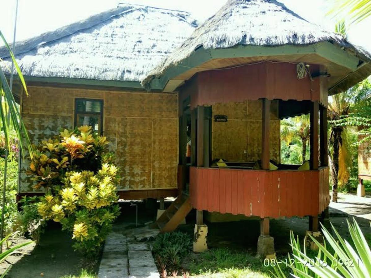Sea World Club Beach Resort & Dive Center Maumere Esterno foto